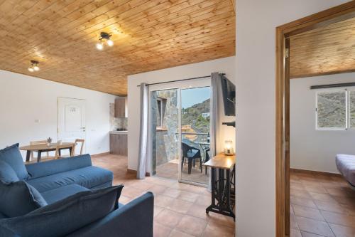a living room with a blue couch and a table at Vivienda vacacional La Era I in Vallehermoso