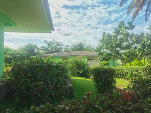 a view of a house from the garden at Hôtel Framotel Kribi in Kribi