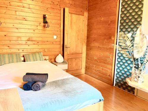 une chambre avec un lit dans une pièce en bois dans l'établissement Le Cocon de l'Epicléa, Chorges, entre lac et montagnes, à Chorges