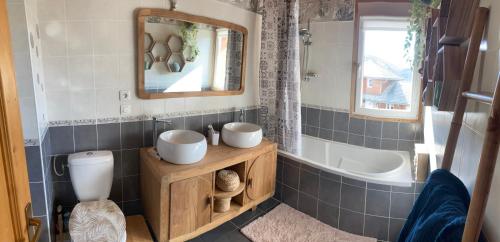une salle de bain avec un lavabo, des toilettes et une baignoire dans l'établissement Le Cocon de l'Epicléa, Chorges, entre lac et montagnes, à Chorges