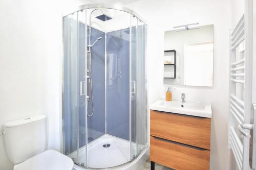 une salle de bain avec une douche avec des toilettes et un lavabo dans l'établissement Le logis du Parc-Second Souffle-Cherbourg, à Cherbourg en Cotentin