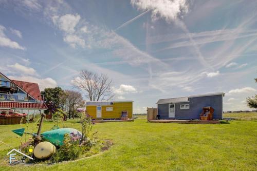 a group of tiny homes in a field at Tiny House Lachmööv in Stinteck