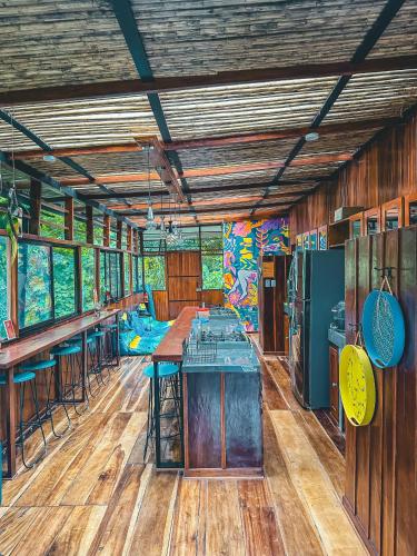 Una cocina o zona de cocina en Selva Madre Eco-Sanctuary