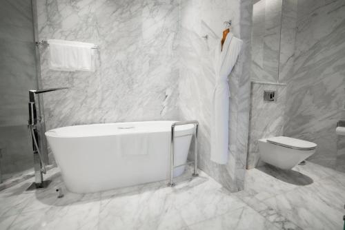 Un baño de ITC Ratnadipa, a Luxury Collection Hotel, Colombo