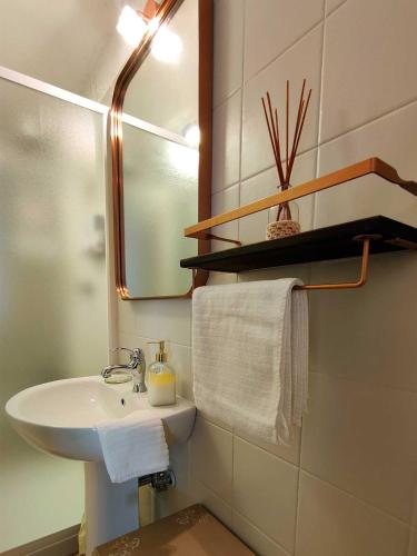 a bathroom with a sink and a mirror and towels at Le Piracante in Caiazzo