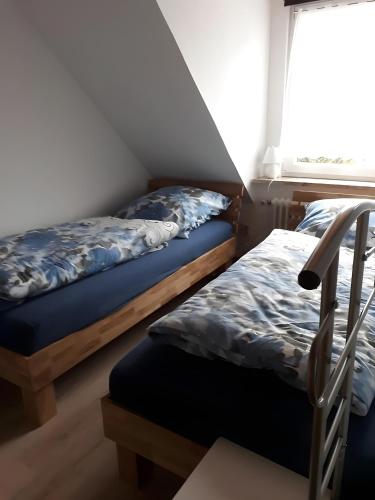 two beds sitting in a room with a window at Bei Heike 1 in Zetel