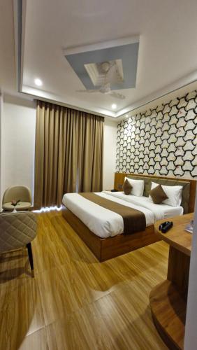 Ένα ή περισσότερα κρεβάτια σε δωμάτιο στο Hotel The Parmatma