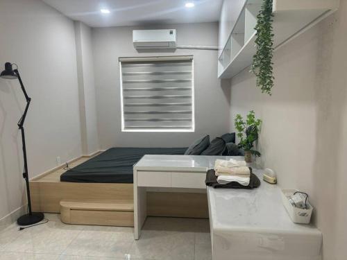 a small bedroom with a bed and a window at Peach Peach Home in Ấp Mỹ Hòa