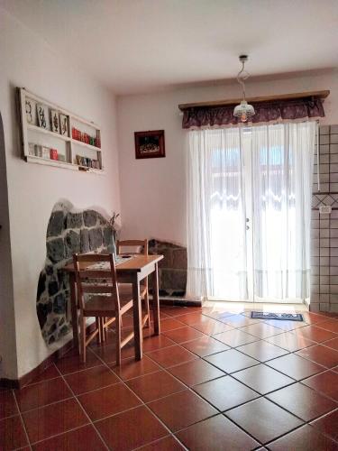 a dining room with a table and a window at Le Piracante in Caiazzo