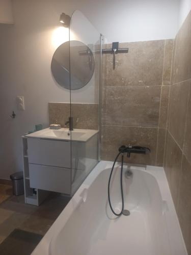 Ένα μπάνιο στο Chambre et salle de bain privée dans un Mas en Provence