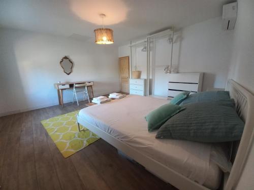 Ένα ή περισσότερα κρεβάτια σε δωμάτιο στο Chambre et salle de bain privée dans un Mas en Provence