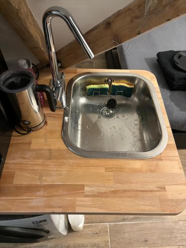 - un évier dans un comptoir avec de l'eau dans l'établissement Petit studio a proximité des Galeries Lafayette, à Paris