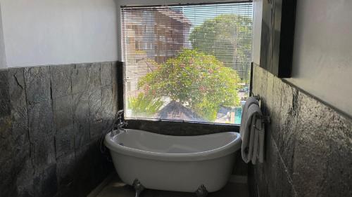 Bilik mandi di djabu Canggu Beach Villa