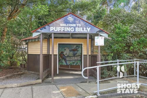 a building with a sign that reads welcome to putting billigun at Birch Suite - Rocky Creek Art Garden in Olinda