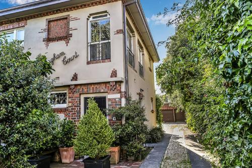 墨尔本Large 3 Bed Art Deco Apartment in Camberwell的前面有树木的砖砌建筑