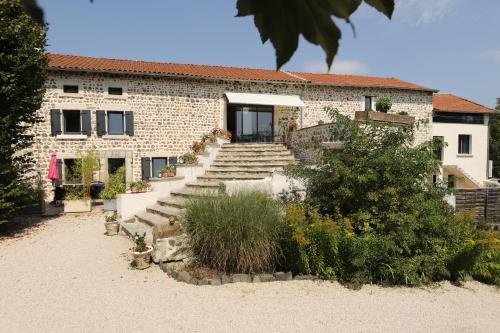 - un bâtiment en pierre avec des escaliers devant dans l'établissement La Rose, à Saint-Vincent