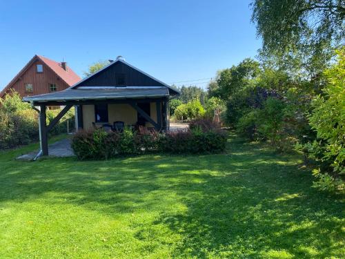 a house with a gazebo in a yard at Ruhiger und renovierter Bungalow mit großem hundefreundlichem Garten zur Alleinnutzung in Remtengrün