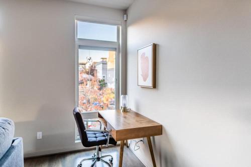 Ballard 1br w parking nr boutiques food SEA-682_3