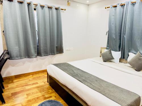 Postel nebo postele na pokoji v ubytování Hi5 Hotel Aryan