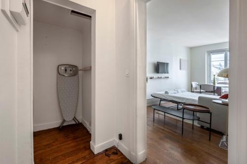 un salon blanc avec une table et un canapé dans l'établissement Jardin du Luxembourg I Fully equipped with View, à Paris