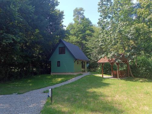 Mókuska erdőszéli faházikó