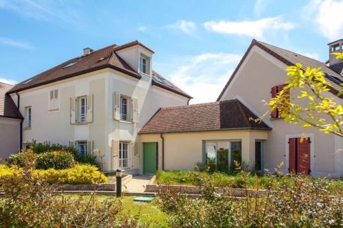 Chessy-bourg , 5 minutes Disneyland