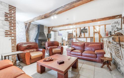 un salon avec des meubles en cuir et une table dans l'établissement Stunning Home In Montigny-Les-Monts, à Montigny-les-Monts