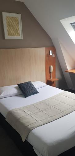 une chambre avec un grand lit blanc dans une pièce dans l'établissement The Originals City, Hôtel Novella, Nantes Centre Gare, à Nantes