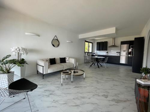 un salon avec un canapé et une table dans l'établissement Paradise view, à Villefranche-sur-Mer