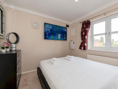 Postel nebo postele na pokoji v ubytování 4 Bed House in Greater London Parking - Pass the Keys