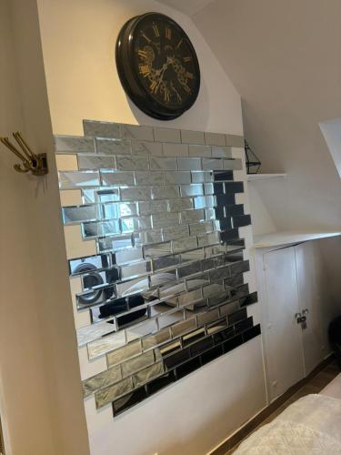 un mur avec une horloge sur le mur dans l'établissement Studio avec vue sur Sacré-Coeur, à Paris