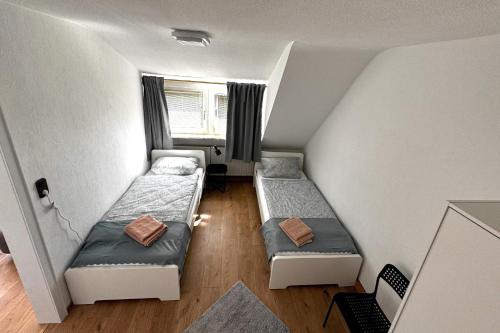 Ένα ή περισσότερα κρεβάτια σε δωμάτιο στο VAZ Apartments Schürmann für Monteure, Küche, WLAN, Parkplatz, Autobahnnah