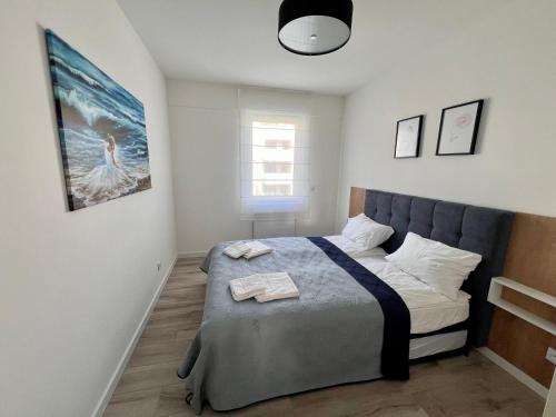 Ένα ή περισσότερα κρεβάτια σε δωμάτιο στο Apartament w Rewalu nad samym morzem
