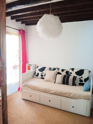 Cette chambre dispose d'un canapé avec des oreillers en guise de vache. dans l'établissement Home sweet home Paris, à Paris