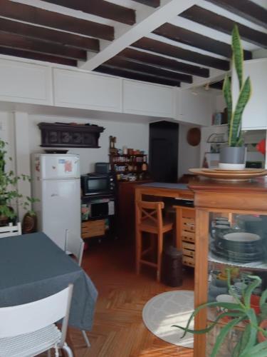 un salon avec une table et une cuisine dans l'établissement Home sweet home Paris, à Paris