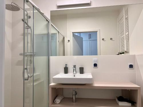 Ένα μπάνιο στο Apartament w Rewalu nad samym morzem
