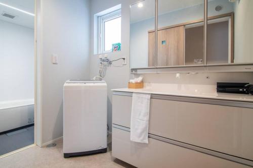 A kitchen or kitchenette at 新屋 札幌市中心薄野車程5分鐘 挑高設計客廳 可停車1台 高速Wi Fi 地鐵徒步5分 一站到薄野