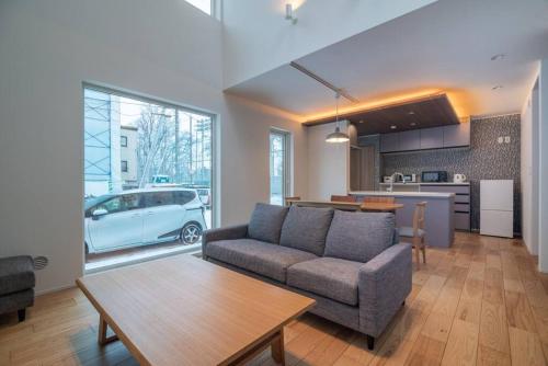 Kuchyň nebo kuchyňský kout v ubytování 新屋 札幌市中心薄野車程5分鐘 挑高設計客廳 可停車1台 高速Wi Fi 地鐵徒步5分 一站到薄野
