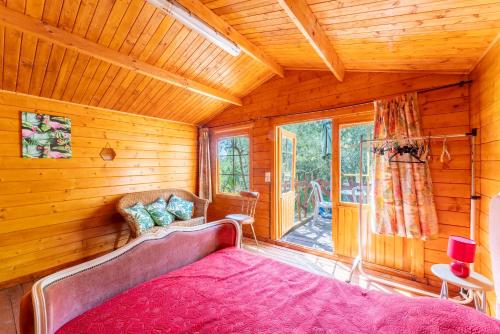 Cette chambre en bois comprend un grand lit. dans l'établissement Chalet atypique, à Saint-Pierre-de-Vassols