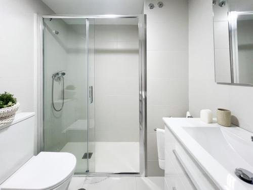 ein weißes Badezimmer mit Dusche und Toilette in der Unterkunft TiétarHomes 2B in Navalmoral de la Mata