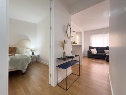ein Schlafzimmer mit Bett und ein Wohnzimmer in der Unterkunft TiétarHomes 2B in Navalmoral de la Mata