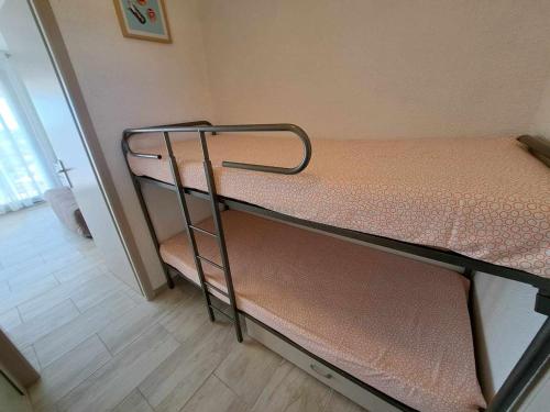 Le CastellasにあるAppartement rénové 2024, face à la mer, parking privé, terrasse, idéal famille! - FR-1-326-620の部屋に二段ベッドがいくつかある