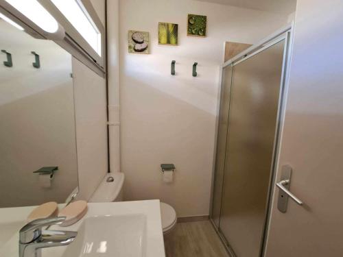 Le CastellasにあるAppartement rénové 2024, face à la mer, parking privé, terrasse, idéal famille! - FR-1-326-620のシャワー、トイレ、洗面台を備えたバスルーム