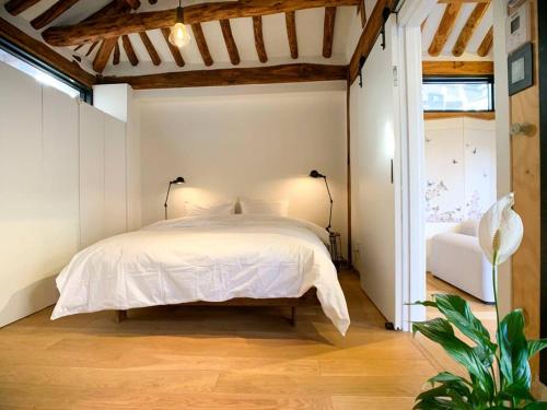 Un dormitorio con una cama blanca y un sofá. en Hanok JADE, en Seúl