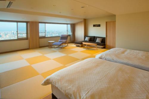 a hotel room with two beds and a checkered floor at 山荘 風の杜 Sanso Kazenomori in Minoo