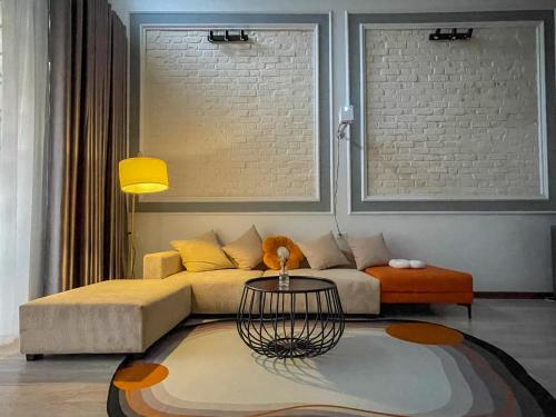 ein Wohnzimmer mit Sofa und Tisch in der Unterkunft Zeus Living - Old Quater Homestay in Hanoi
