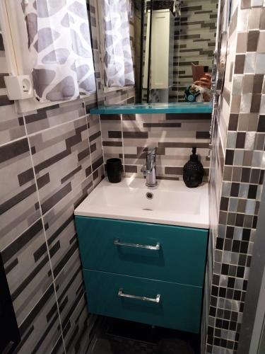 une salle de bain avec un lavabo et un miroir dans l'établissement residence eureka T2 proche du camp, au Cap d'Agde