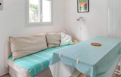 Ce lit se trouve dans un dortoir doté d'une table et d'oreillers. dans l'établissement Lovely Apartment In Saint Jean De Monts, à Saint-Jean-de-Monts