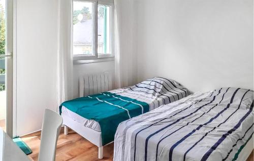 deux lits jumeaux dans une chambre avec fenêtre dans l'établissement Lovely Apartment In Saint Jean De Monts, à Saint-Jean-de-Monts