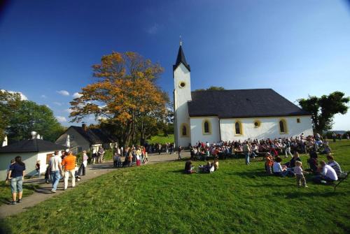 a crowd of people sitting in front of a church at Ferienwohnung Frankenliebe in Bad Staffelstein